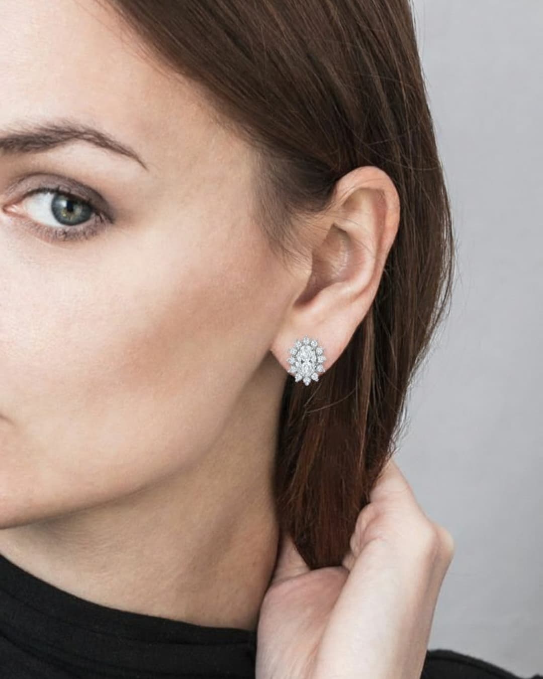 Brincos de Prata Oval com Zircônia Central - Modelo Clássico