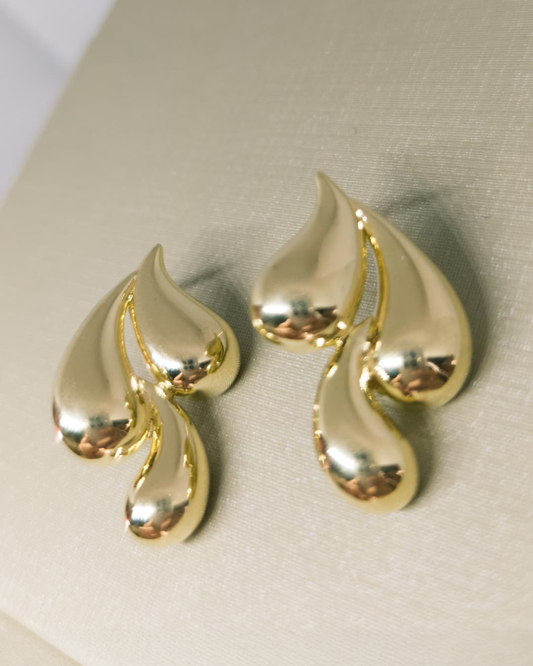 Brincos Três Gotas - Fluidez Dourada Moderna