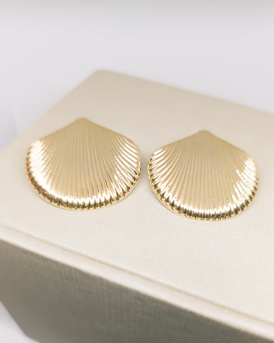 Brincos Concha Vieira Dourados - Design Marino Texturizado Clássico