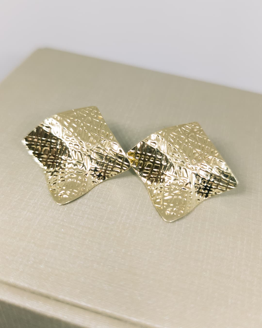 Brincos Forma Orgânica - Elegância Têxtil Dourada