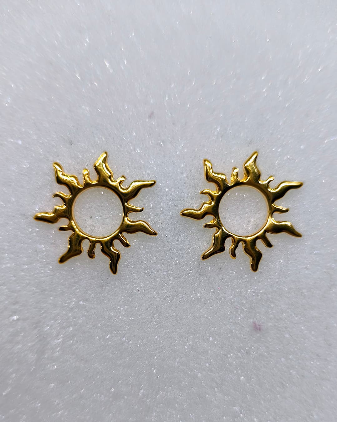 Brincos Sol Dourados - Design Celestial Vazado