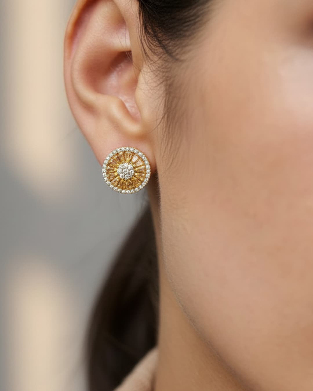 Brincos Pequenos Cravejados - Zircônias Âmbar Douradas