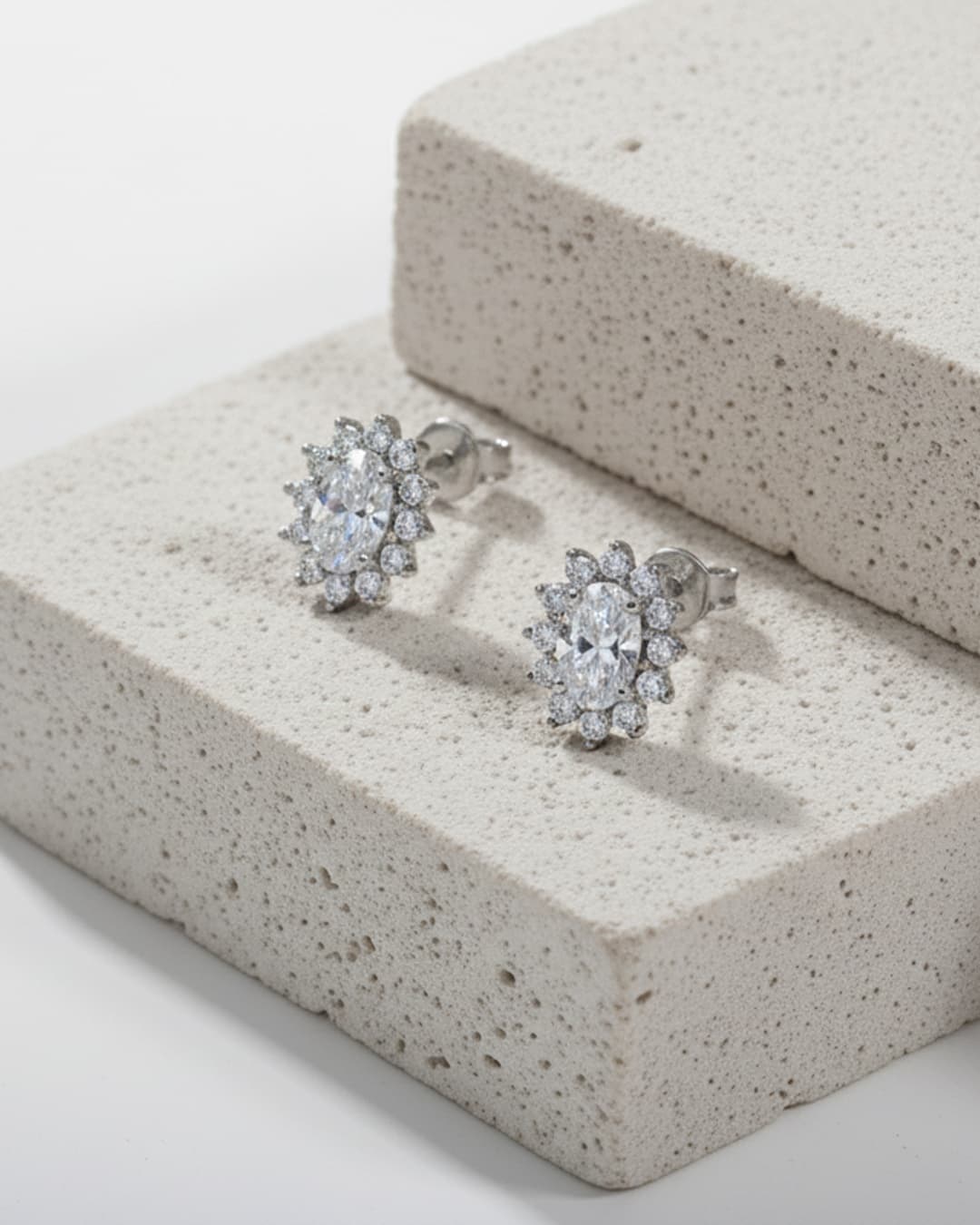 Brincos de Prata Oval com Zircônia Central - Modelo Clássico