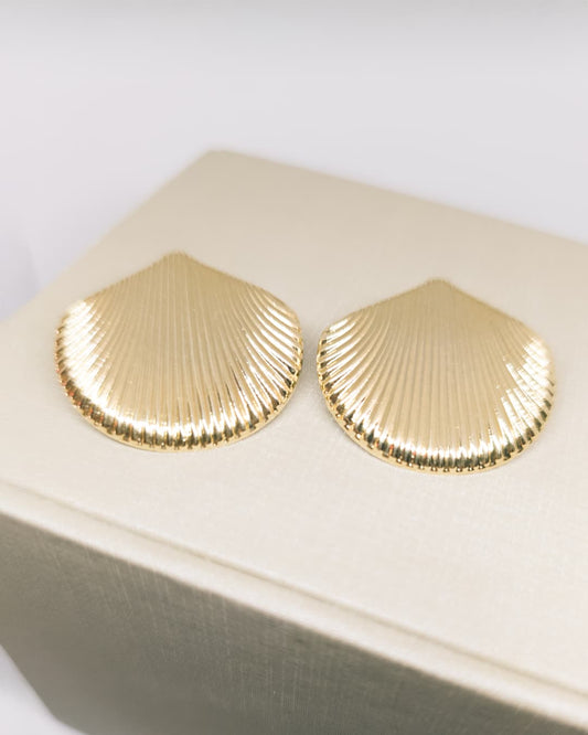 Brincos Concha Vieira Dourados - Design Marino Texturizado Clássico