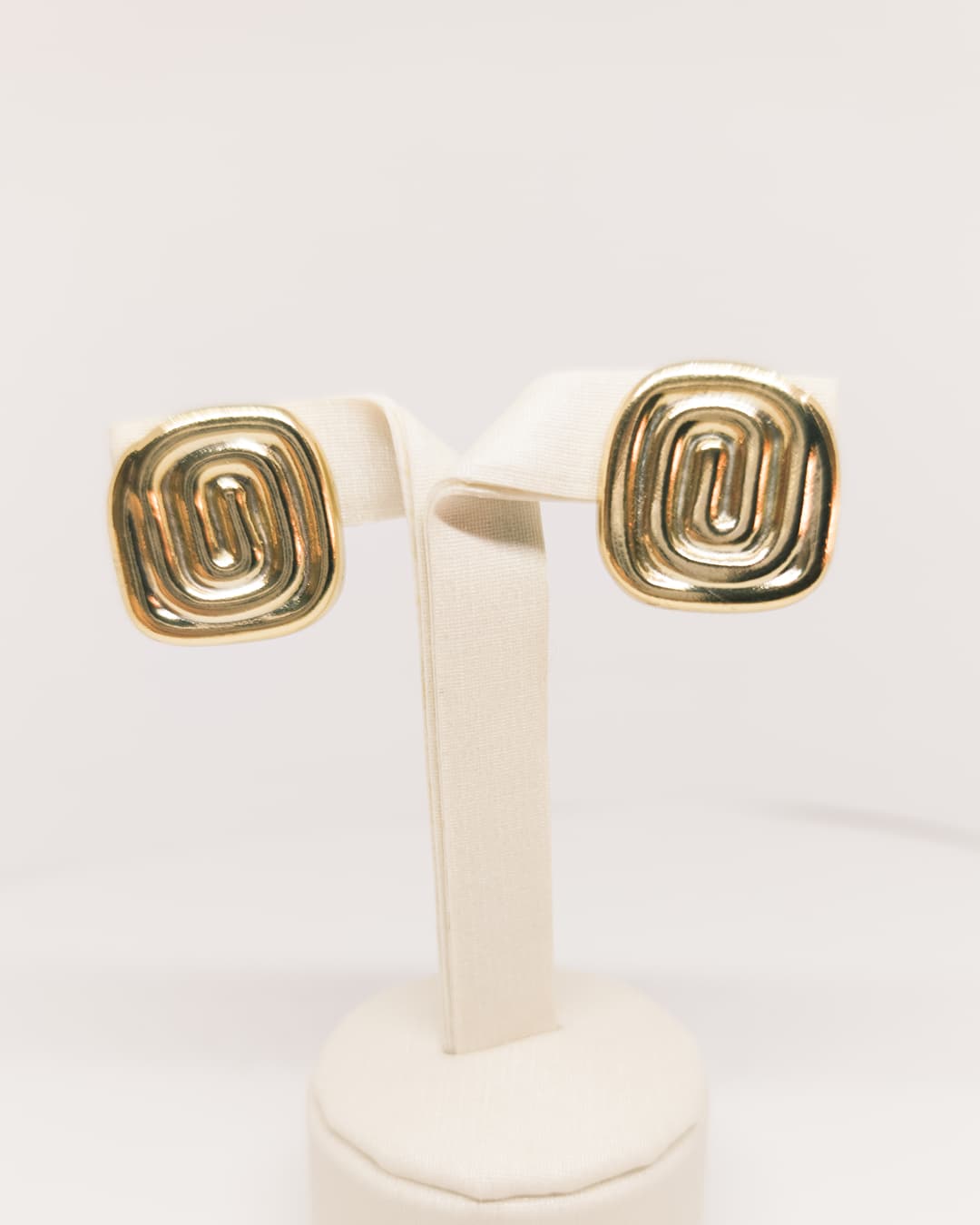 Brincos Quadrados Geométricos - Arquitetura Dourada em Relevo