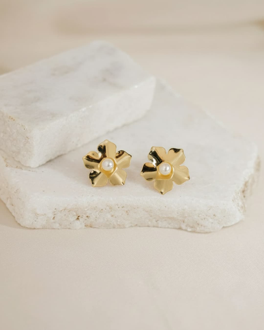 Brincos Flor Dourados com Pérola Central - Design Romântico