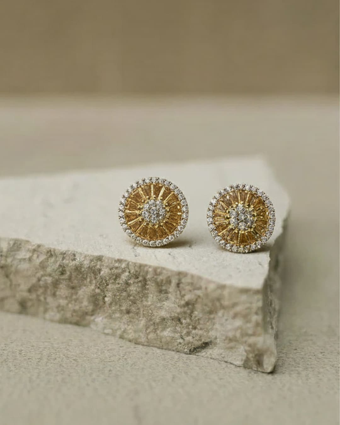 Brincos Pequenos Cravejados - Zircônias Âmbar Douradas