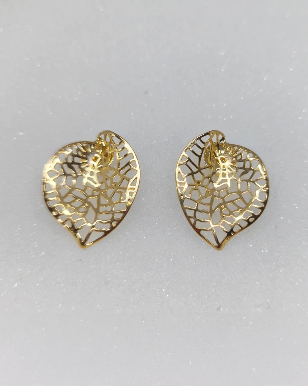 Brincos Folha Vazada Dourados - Design Filigrana Delicado